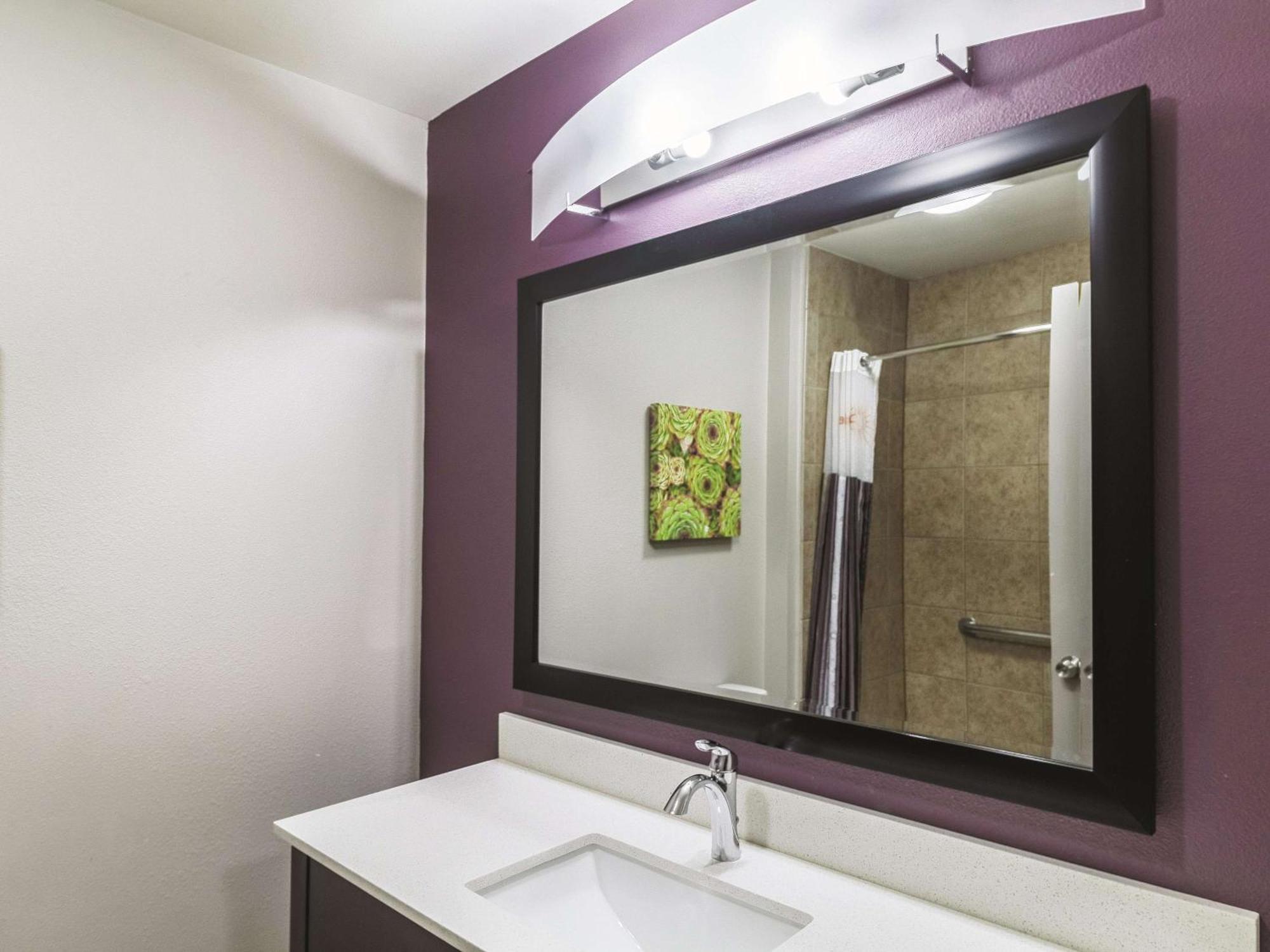 Deluxe Family King Suite with Bathtub and Grab Bars - Mobility Accessible/Non-Smoking,1282158916:JPEG